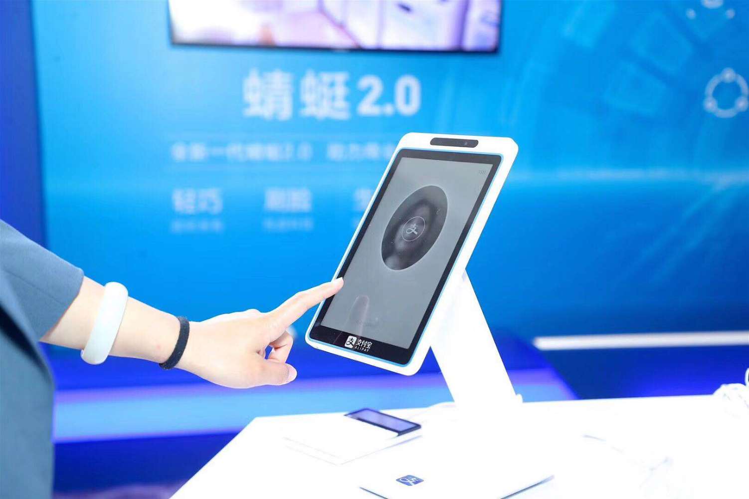 支付寶發(fā)布“蜻蜓2代”30億補貼市場，刷臉支付時代來臨
